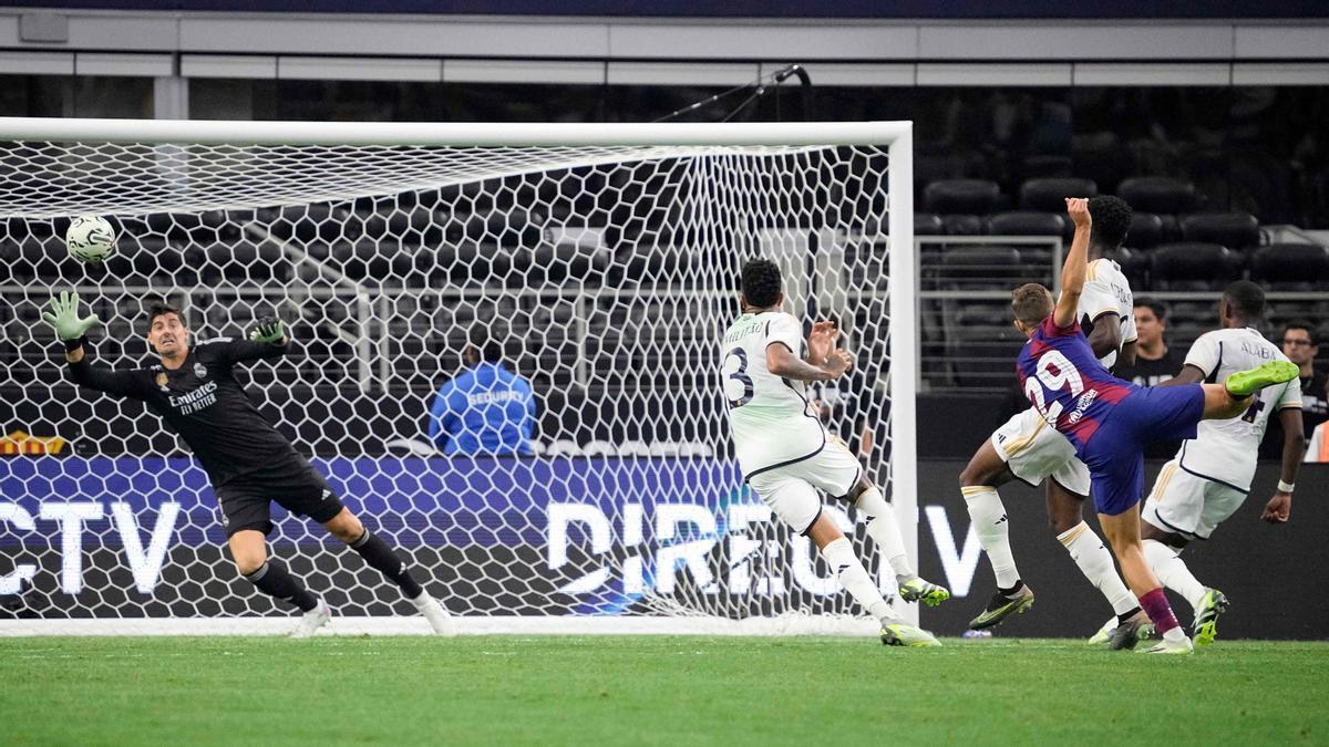 Fermín López suelta el zurdazo del 2-0 lejos del alcance de Courtois.