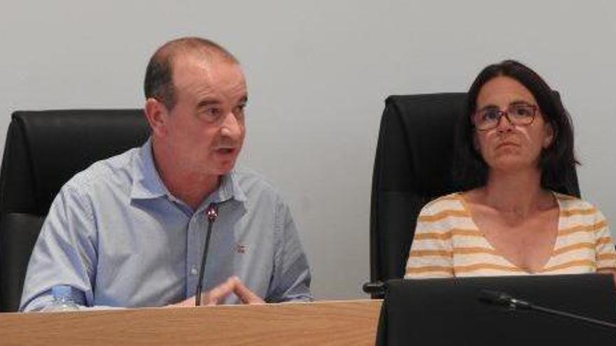 Jaume Ferrer se dirige a los consellers socialistas. A su lado, Susana Labrador.