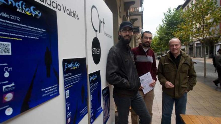 Asistentes a la presentación del Festival, ayer, en la calle Palacio Valdés.