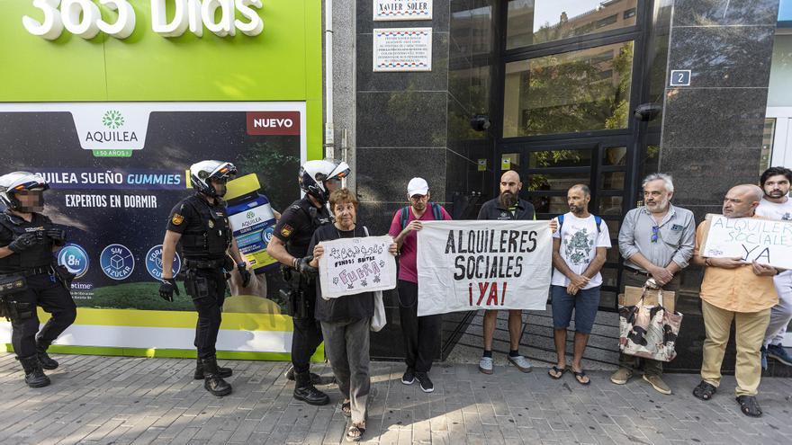 Ejecutan el desahucio de una mujer y su nieta en la Gran Vía de Alicante