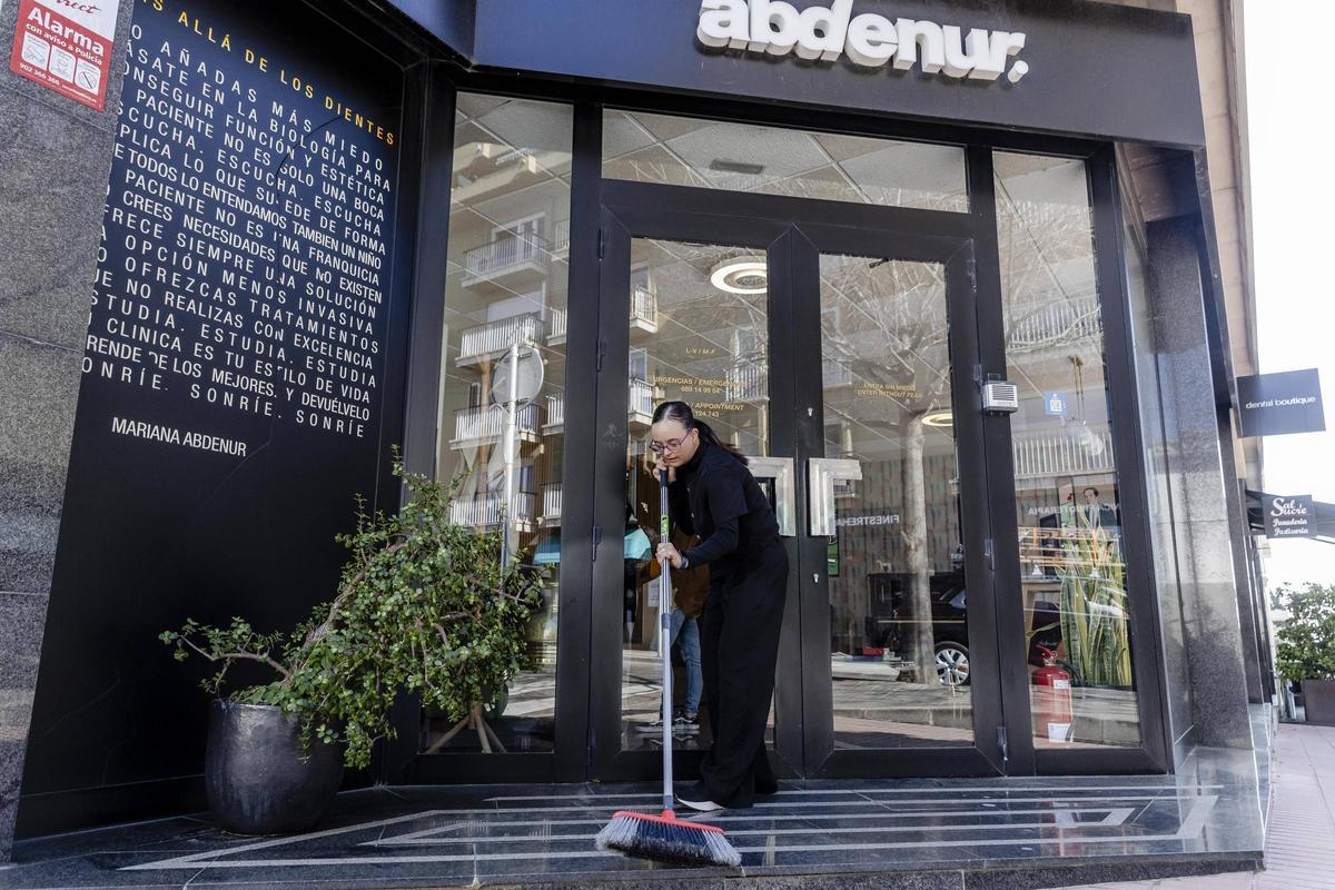 La jornada de Esperanza comienza asegurando la imagen impecable de la clínica.