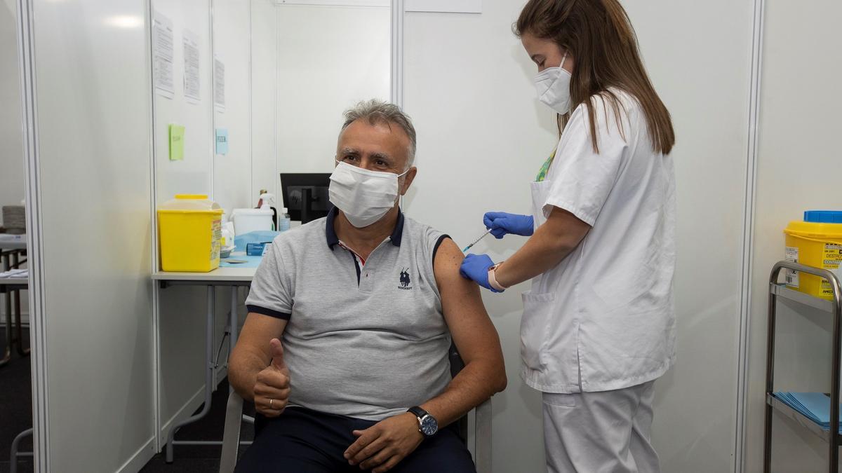 Ángel Victor Torres se vacuna del coronavirus