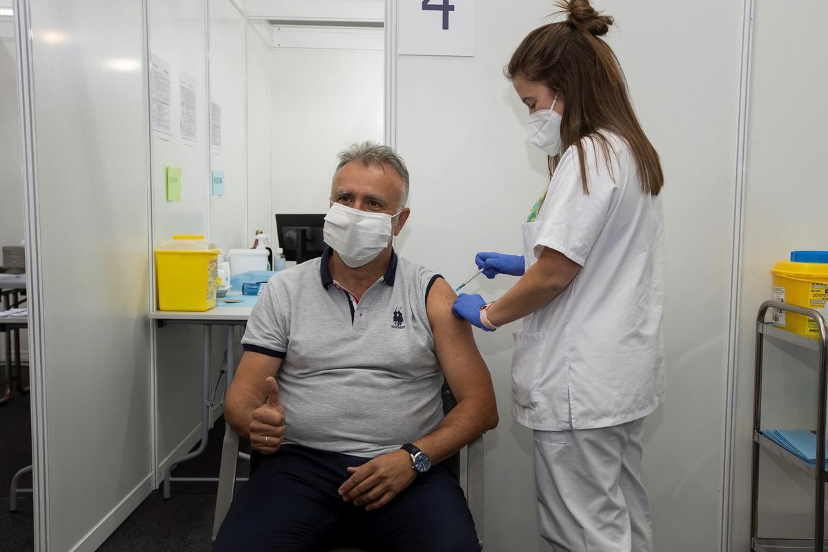 Ángel Victor Torres se vacuna del coronavirus