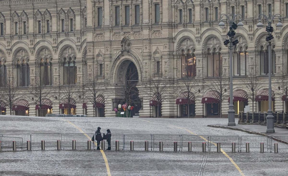 Estandartes a media asta y crespones negros, Rusia celebra un día de luto nacional.