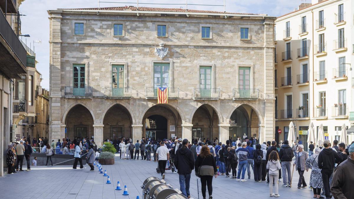 La plaça Major el primer dia de regularització de migrants