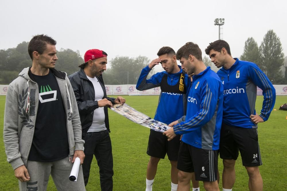 Entrenamiento del Real Oviedo con la visita del boxeador Aitor Nieto