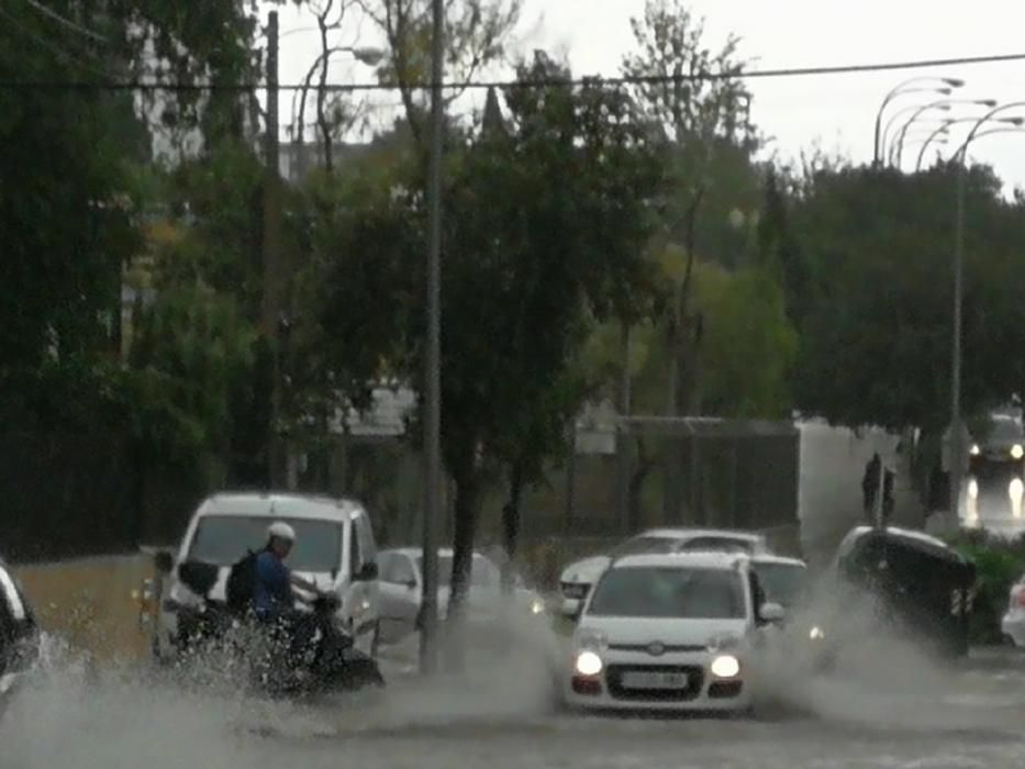 Calles inundadas por la tormenta en la rotonda de Son Moix