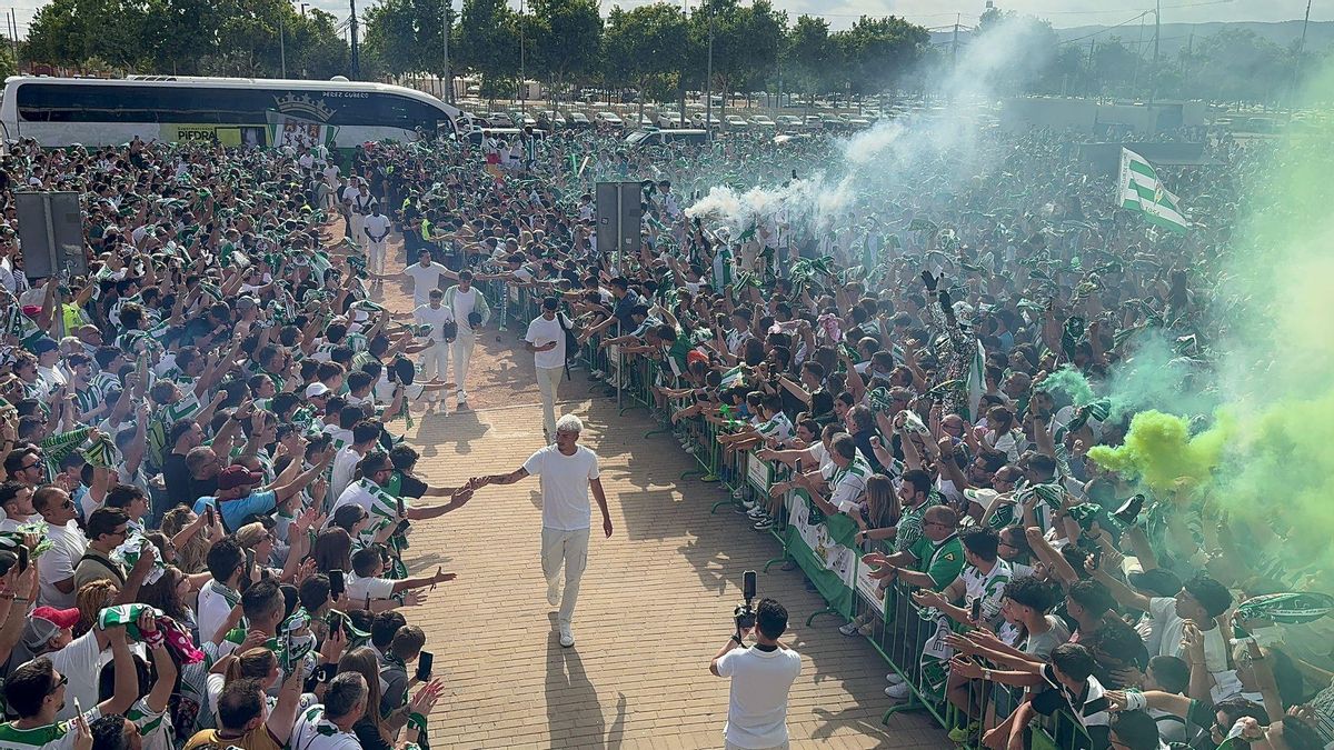 Así ha sido la recepción de los futbolistas del Córdoba CF por parte del cordobesismo en El Arcángel.