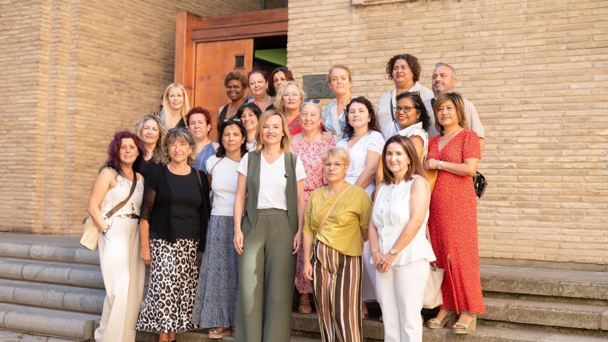 Pilar Alegría (PSOE), junto a trabajadoras del sector de los cuidados, antes de presentar la proposición de ley.