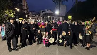 Las plañideras, listas para llorar como nunca en el "Entierro del moscón" en Grado: "Se ruega acudan engalanadas de luto al fin del Carnaval"