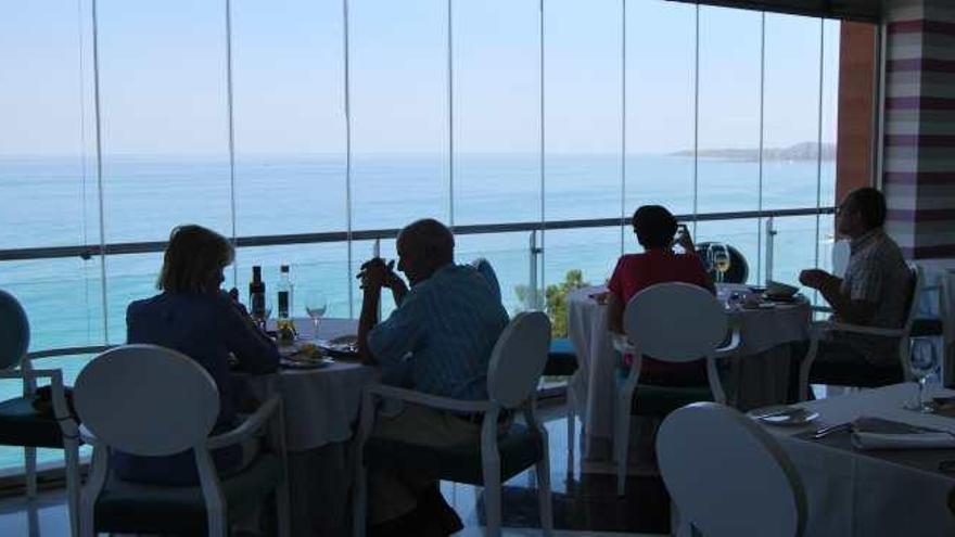 Las vistas del restaurante Hydros son privilegiadas, ya que los comensales parecen estar almorzando sobre el Mar Mediterráneo.