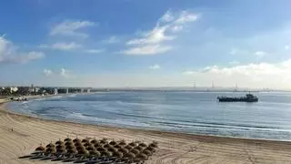 El Port de Tarragona repone 100.000 metros cúbicos de arena en la playa de la Pineda