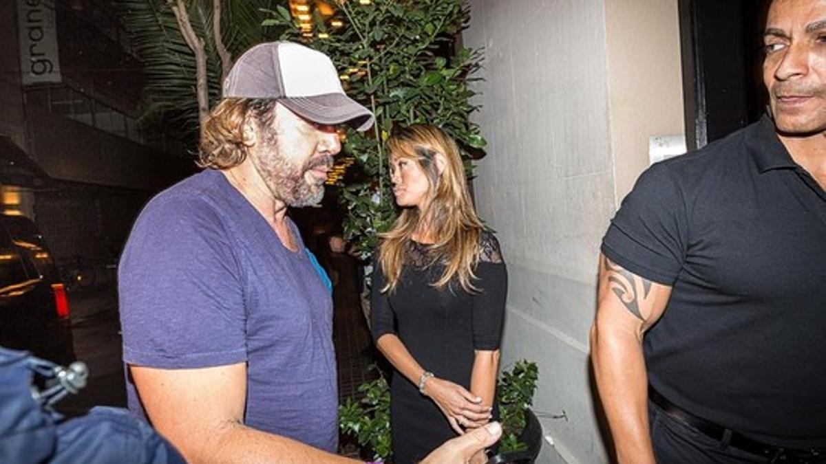 Javier Bardem, llegando a la coctelería Bocachica de Barcelona, para encontrarse con los miembros de U2, la noche del sábado.