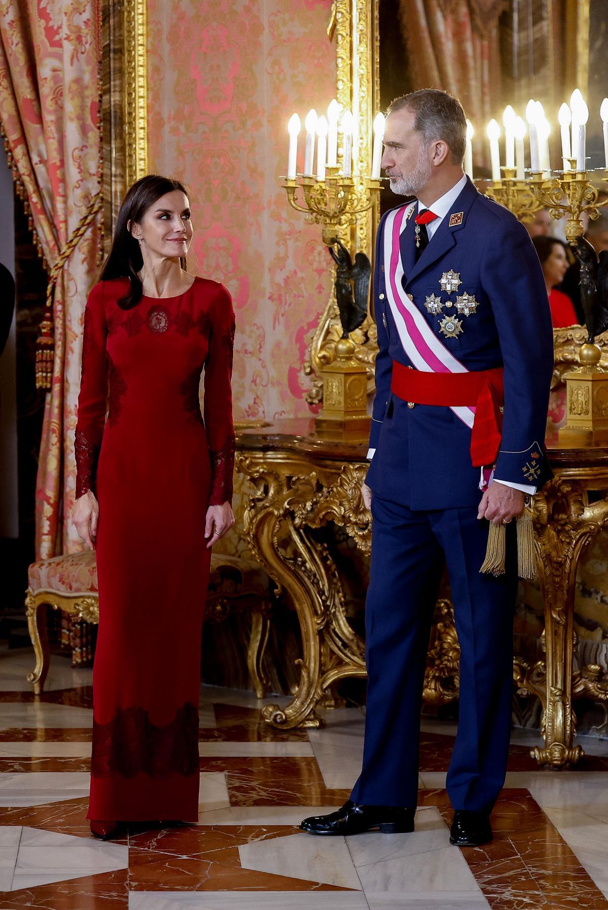 MADRID, 06/01/2023.- El rey Felipe VI y la reina Letizia, durante la recepción a autoridades con motivo de la celebración de la Pascua Militar este viernes en el Palacio Real de Madrid. EFE/ Chema Moya / POOL