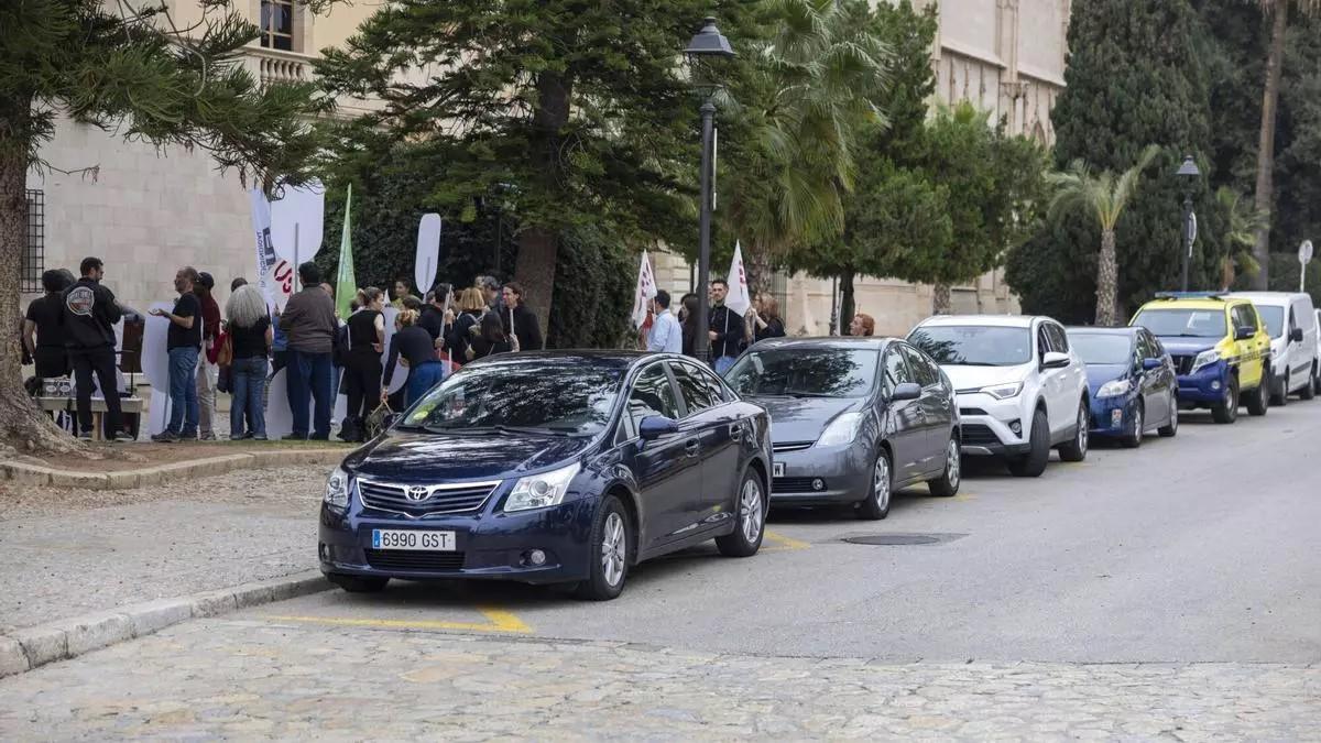 Offizielle Autos vor dem Regierungssitz Consolat de Mar in Palma.