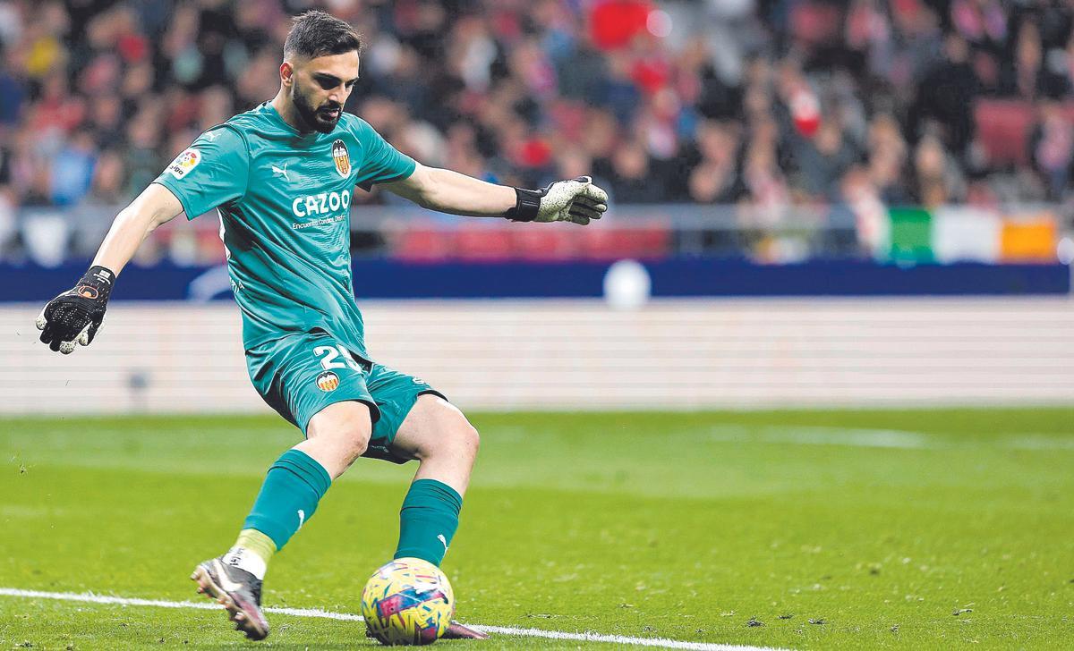 Mamardashvili efectúa un saque de puerta en el encuentro contra el Atlético.