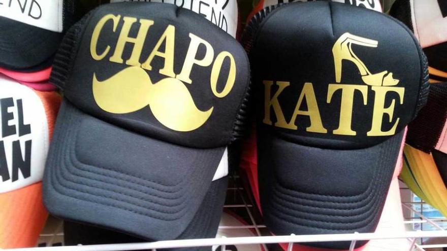 Gorras a la venta con los nombres de Kate del Castillo y &quot;El Chapo&quot;.