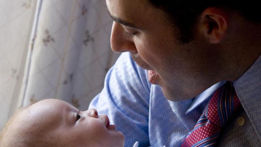 Más de 7.500 hombres podrán pedir el permiso de paternidad de 28 días