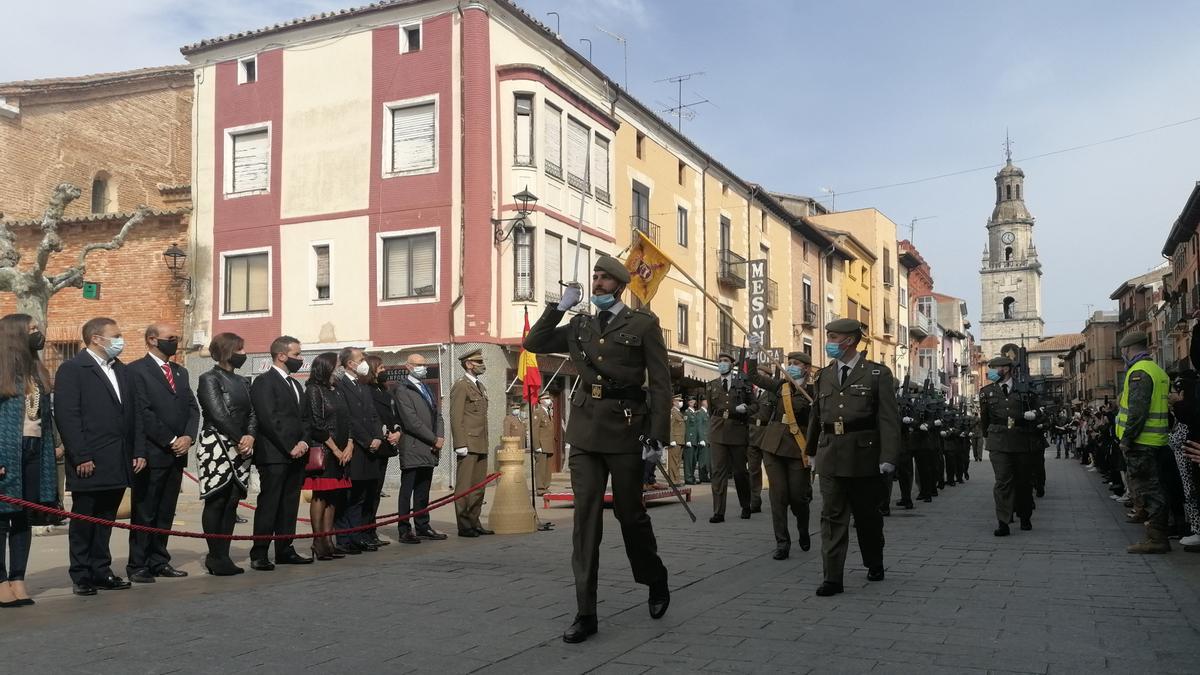 Militares del Regimiento de Ingenieros de Salamanca desfilan por la Plaza Mayor de Toro