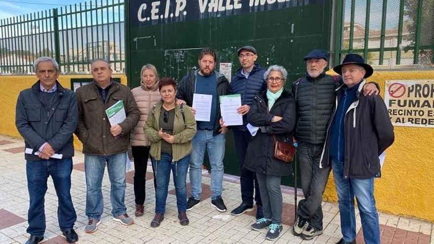 Los ediles de Adelante Málaga junto a vecinos del Palo.