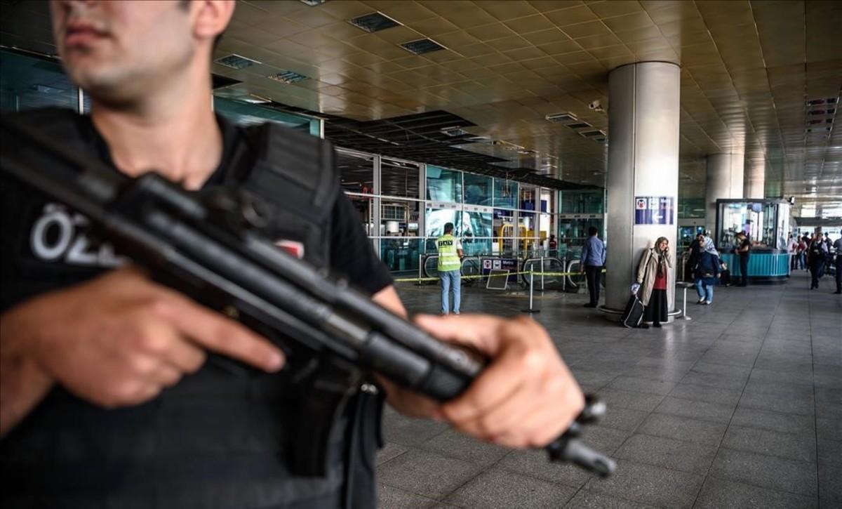 Policia antidisturbis fent guàrdia prop del lloc de l’explosió de l’aeroport internacional d’Ataturk a Istanbul. 
