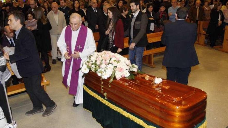 El funeral por el padre Carlos se ofició en Corazón de María. // J. Lores