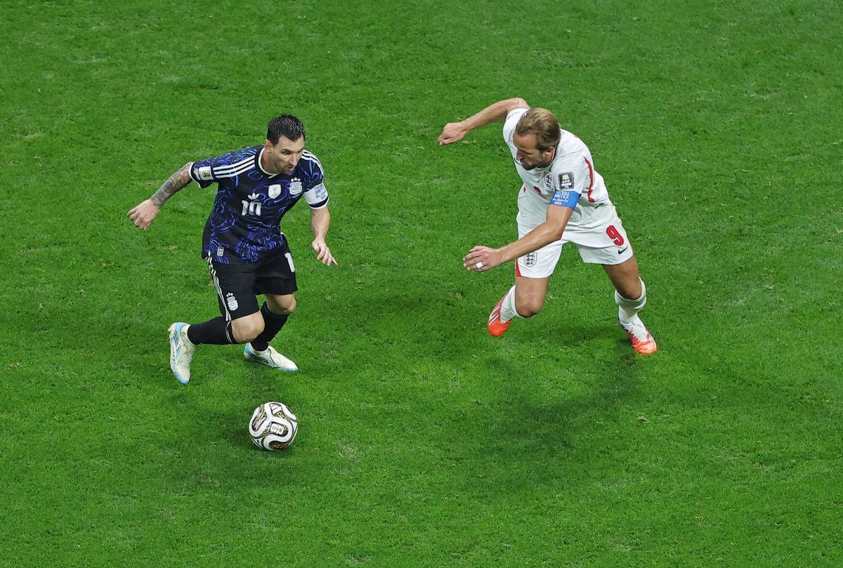 Lionel Messi regatea Harry Kane en el partido de la semifinal del Mundial.