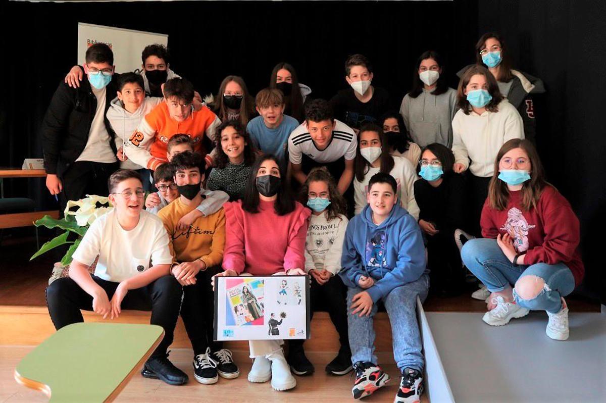 Sofía Fondo cos alumnos do IES Maximino Romero de Lema, de Baio. Foto: IES M. R.