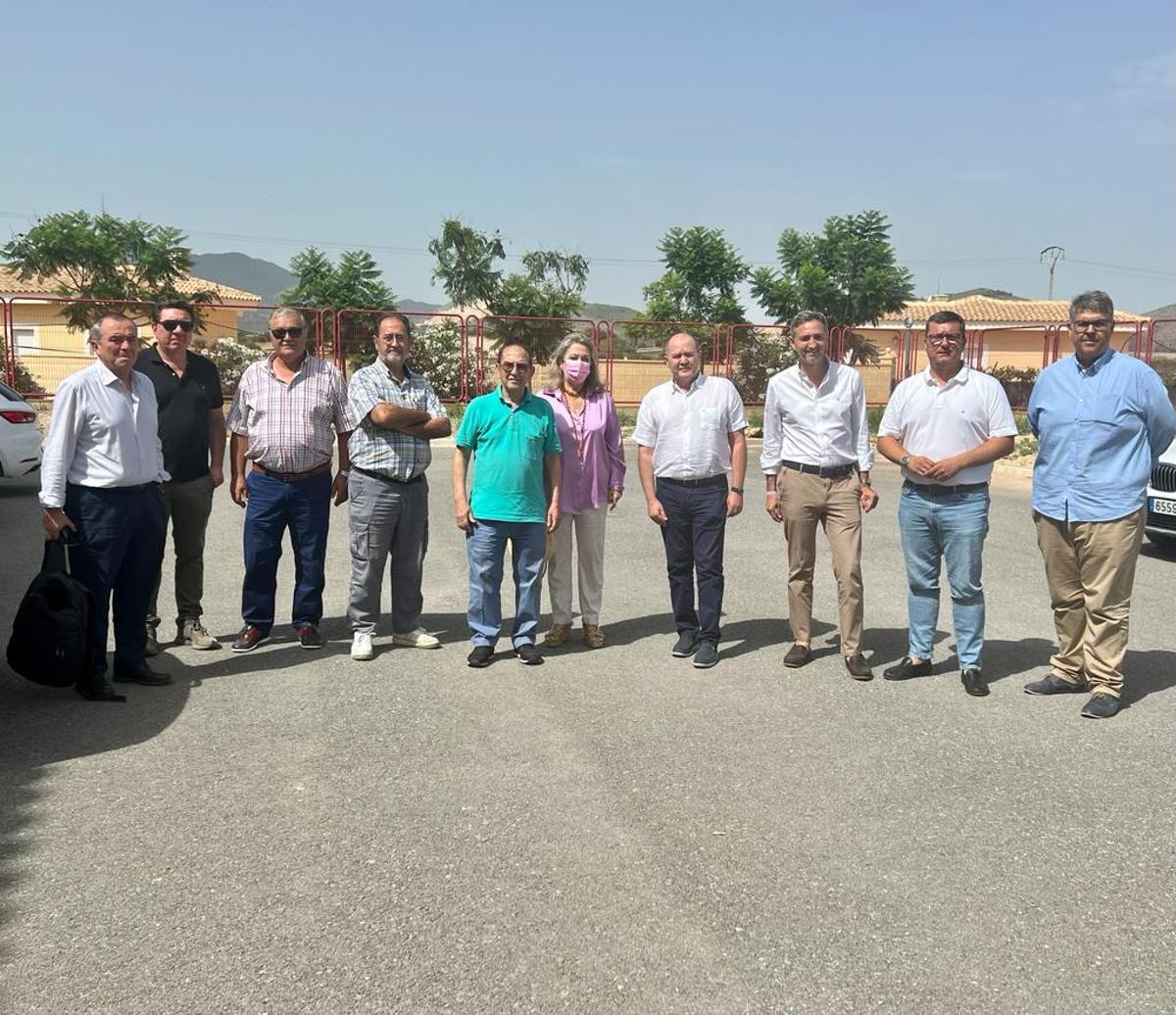 Los responsables de la Junta Central de Usuarios junto a los representantes del PP tras la reunión mantenida en Aspe.