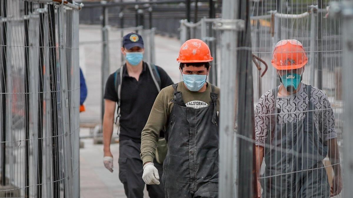 Trabajadores de la construcción vuelven a sus puestos, este martes en Moscú.