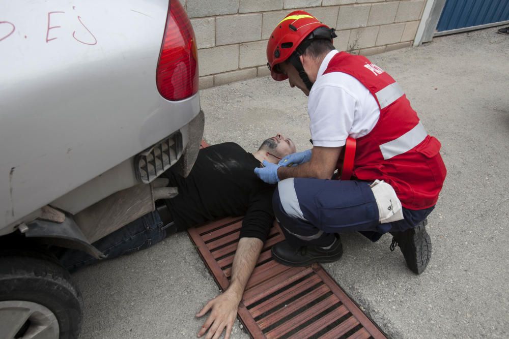 Cincuenta alumnos de Cruz Roja participan en un simulacro de accidente de tráfico