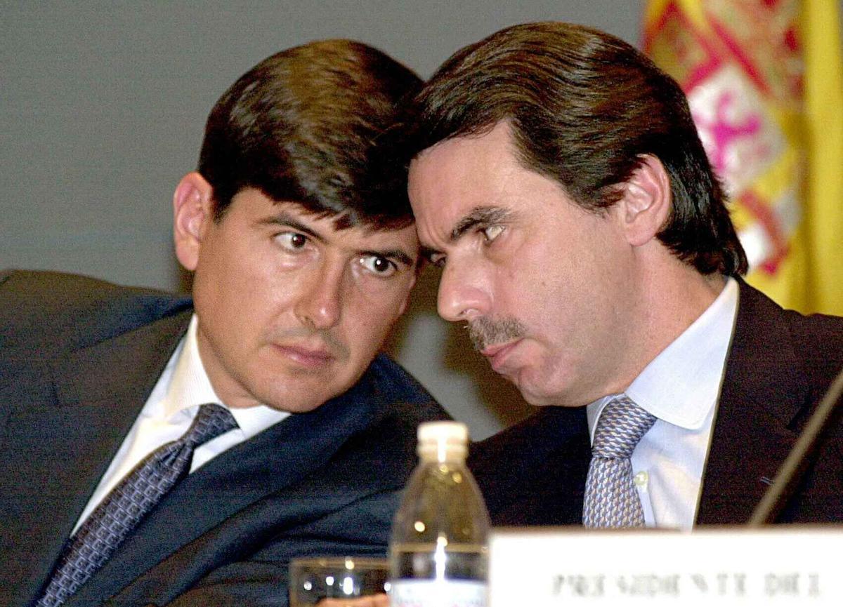El ministro de Trabajo y Asuntos Sociales, Manuel Pimentel, ha presentado hoy su dimisión, según anunció el propio ministro en conferencia de prensa.La dimisión se produce un día después de que el titular del Ministerio destituyera al Director General de Migraciones, Juan Aycart, y asumiera su responsabilidad política tras conocerse que la esposa de este último obtuvo fondos públicos para una empresa de formación de la que era accionista..En la foto,Pimentel junto al presidente del Gobierno Jose Maria Azna,en la inauguracion de una seminanrio en Madrid.EFE/PACO CAMPOS (ARCHIVO 1-2-00) **IMAGEN DIGITAL**. Manuel Pimentel. José María Aznar. Ministro Trabajo. PG
