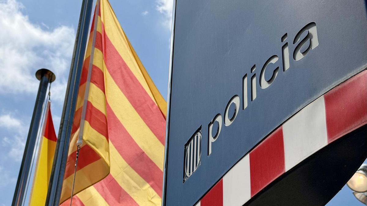 Cartell de la comissaria dels Mossos a Martorell amb una Senyera