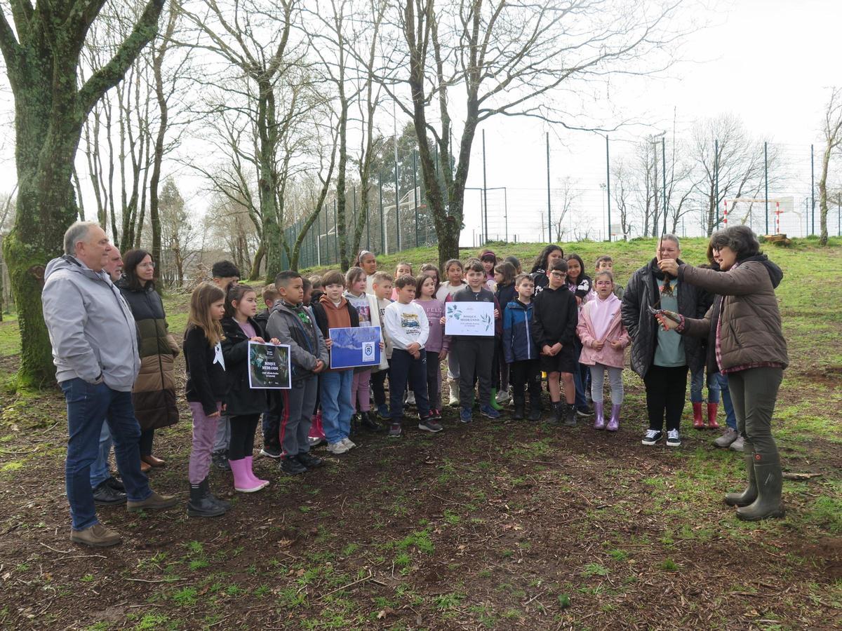 Alumnado, profesores e representantes municipais no bosque de Paiosaco.
