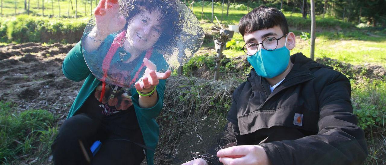 Madre e hijo, vecinos de la zona de Salto do Can, con dos capas de hielo.