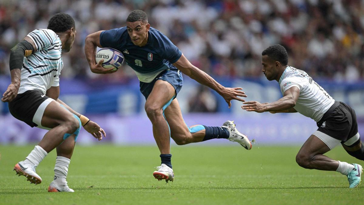 El francés Aaron Grandidier Nkanang corre con el balón durante el partido de rugby sevens masculino del grupo C entre Fiji y Francia durante los Juegos Olímpicos de París 2024 en el Stade de France en Saint-Denis