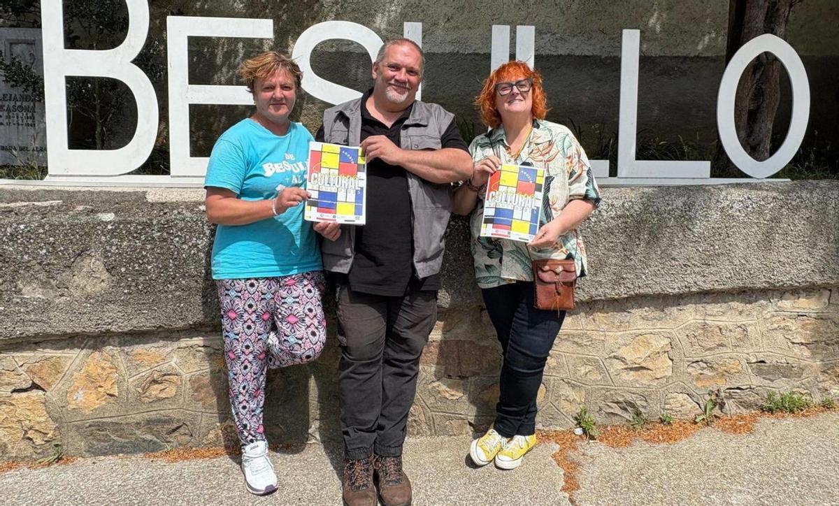 Por la izquierda, Carmina Bartuelo, Julio Rozas y Belén Fernández, con el cartel de la Semana Cultural.