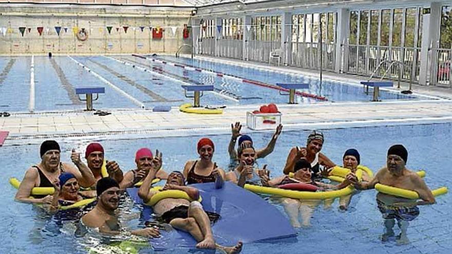 Los mayores de la residencia, en la piscina