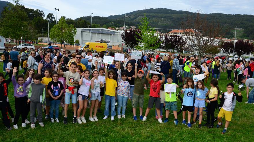 Las familias de Moaña abarrotan A Xunqueira para exigir comida de calidad en los colegios