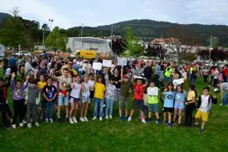 Las familias de Moaña abarrotan A Xunqueira para exigir comida de calidad en los colegios