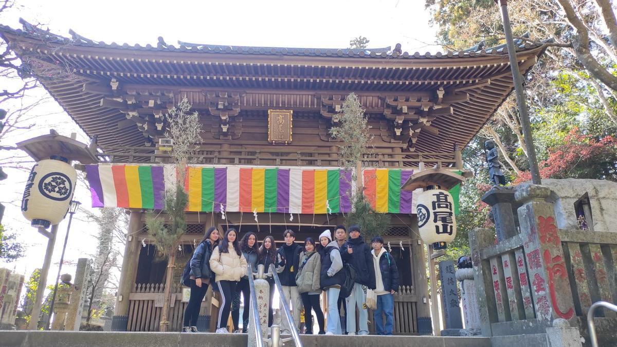 Estudiantes del IES Medina Azahara, junto a alumnado nipón en su visita a Japón.