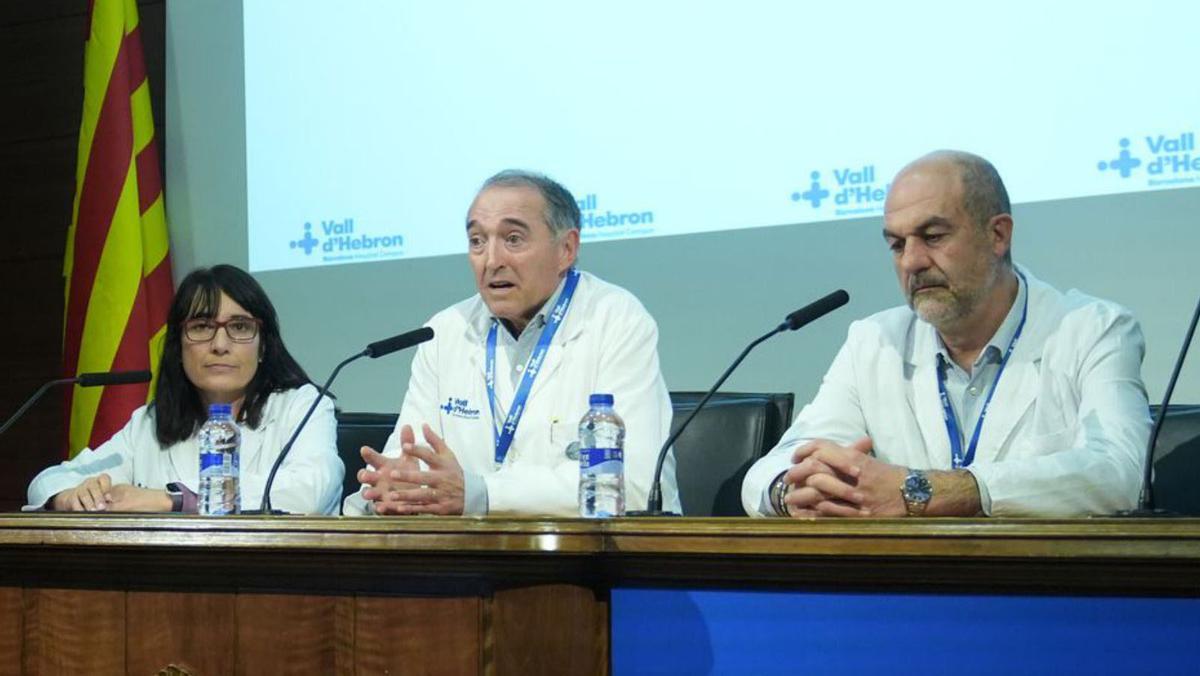 Un equip del Vall d’Hebron informa, ahir, sobre la salut d’Illa. | DAVID ZORRAKINO / EUROPA PRESS