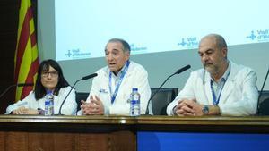 Un equip del Vall d’Hebron informa, ahir, sobre la salut d’Illa. | DAVID ZORRAKINO / EUROPA PRESS