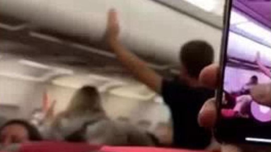 Una pasajera violenta en un vuelo que se dirigía a Canarias: "Estaba insultando y pegando a la gente"