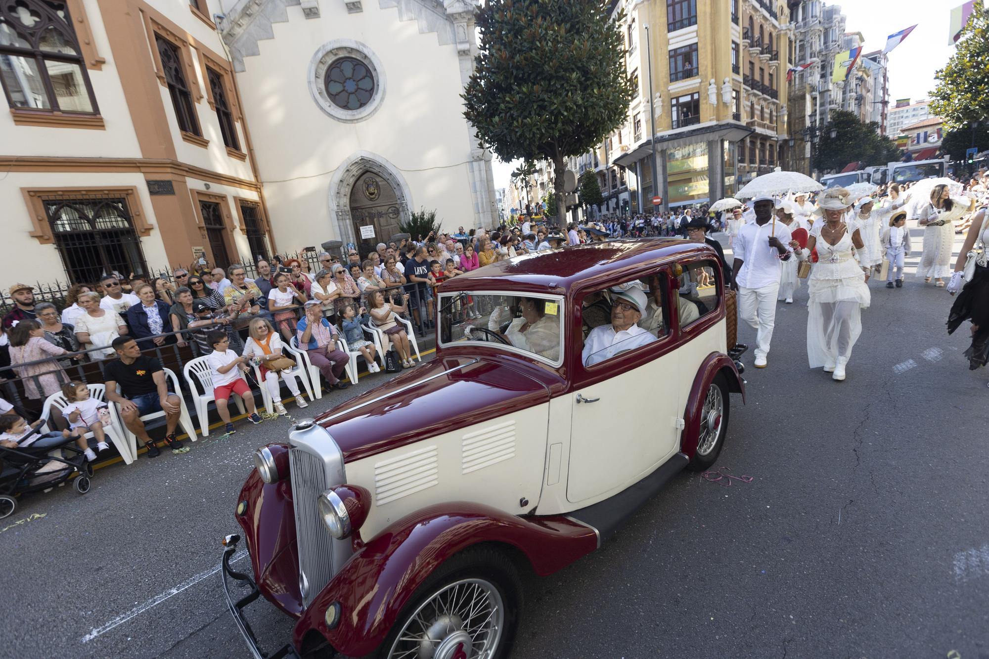 En Imágenes: El Desfile del Día de América llena las calles de Oviedo en una tarde veraniega