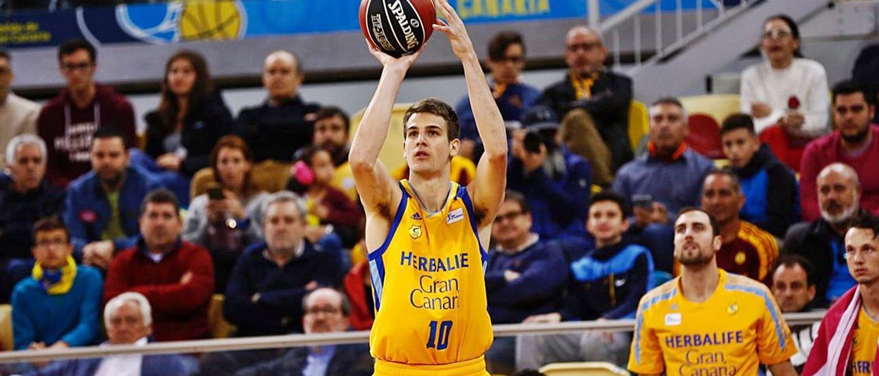 Nicolás Brussino lanza a canasta en un partido de la temporada 2017-18, cuando perteneció al CB Gran Canaria. | | LP/DLP