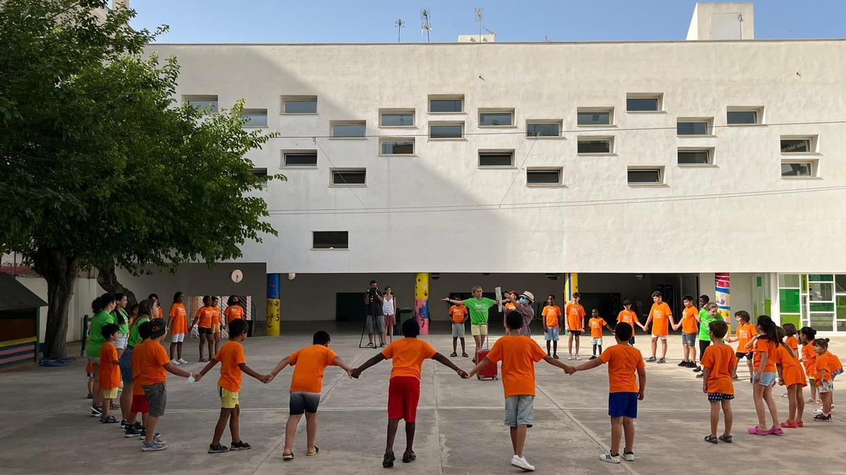 Los niños jugando en la escuela de verano del CEIP Alexandre Rosselló.