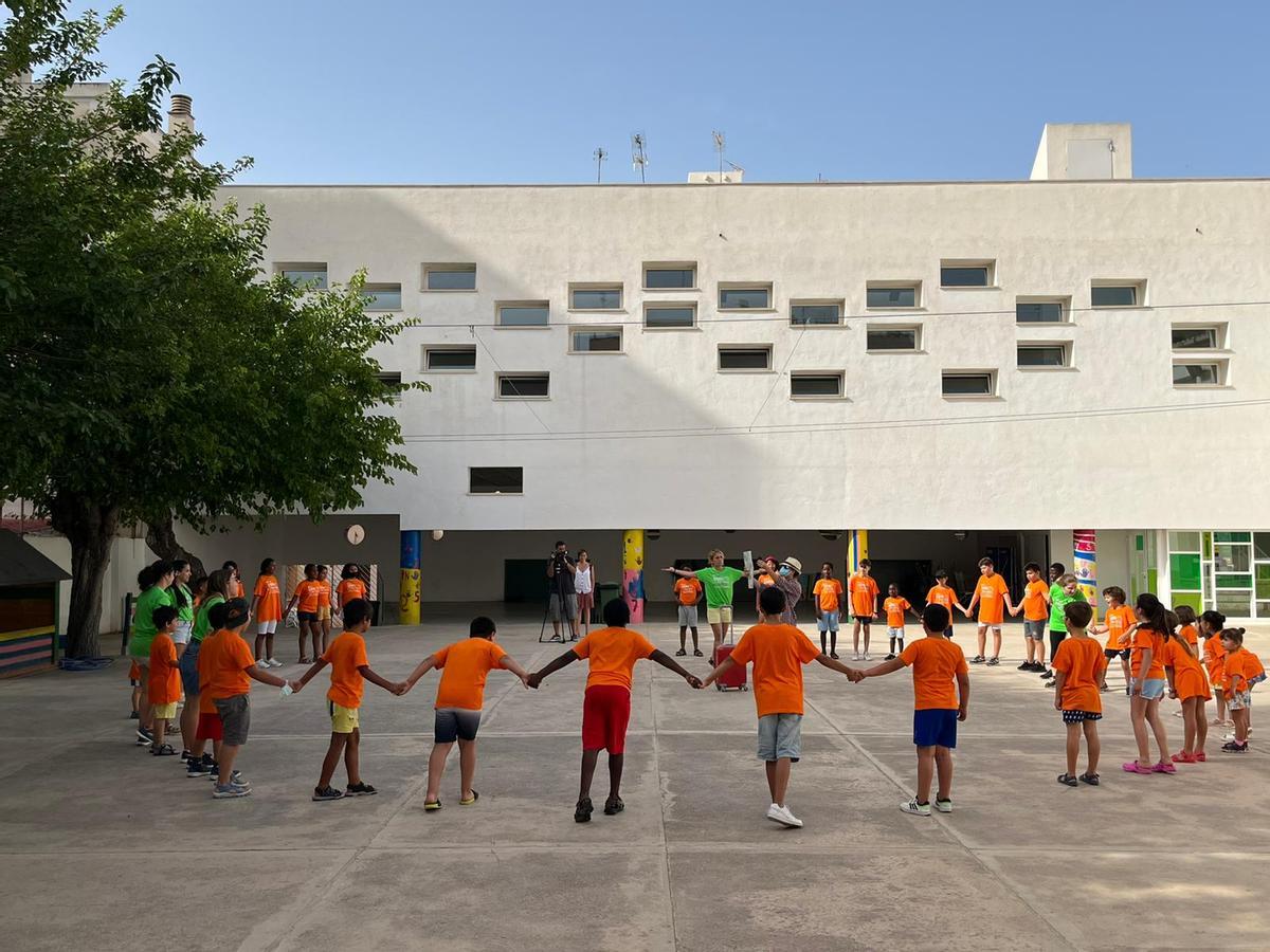 Los niños jugando en la escuela de verano del CEIP Alexandre Rosselló.
