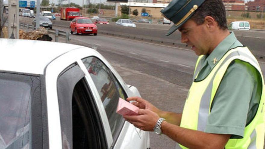 Un Guardia Civil consulta la documentación