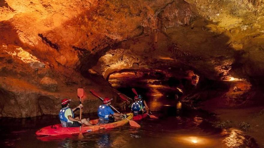 Las rutas en kayak en las grutas de la Vall crean expectación